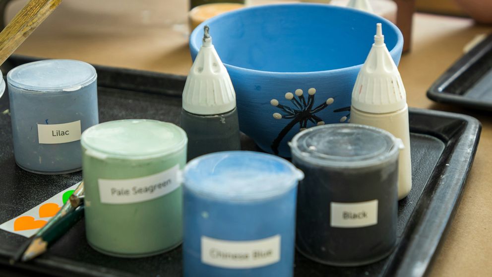 Deine Arbeitsmaterialien – das brauchst du zum Keramik-Bemalen